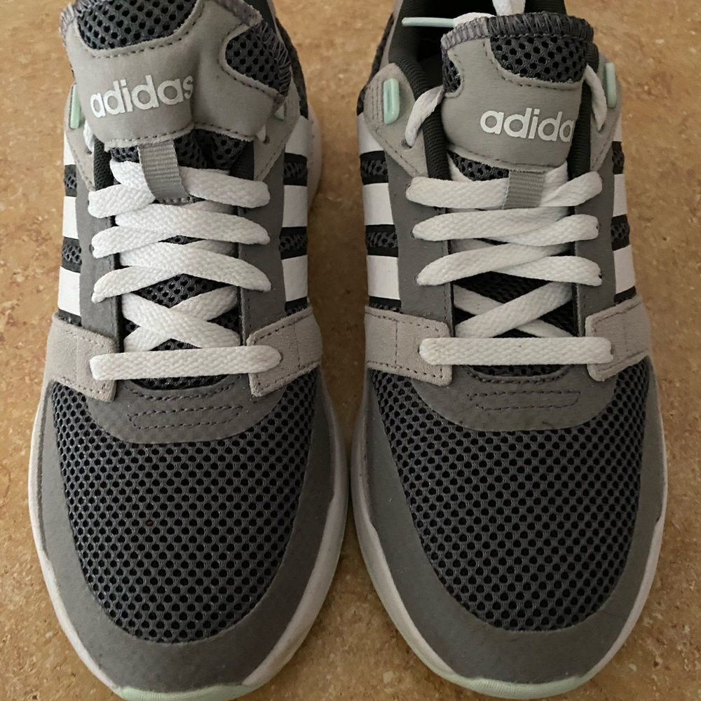 Women’s Adidas 7.5 sneakers
